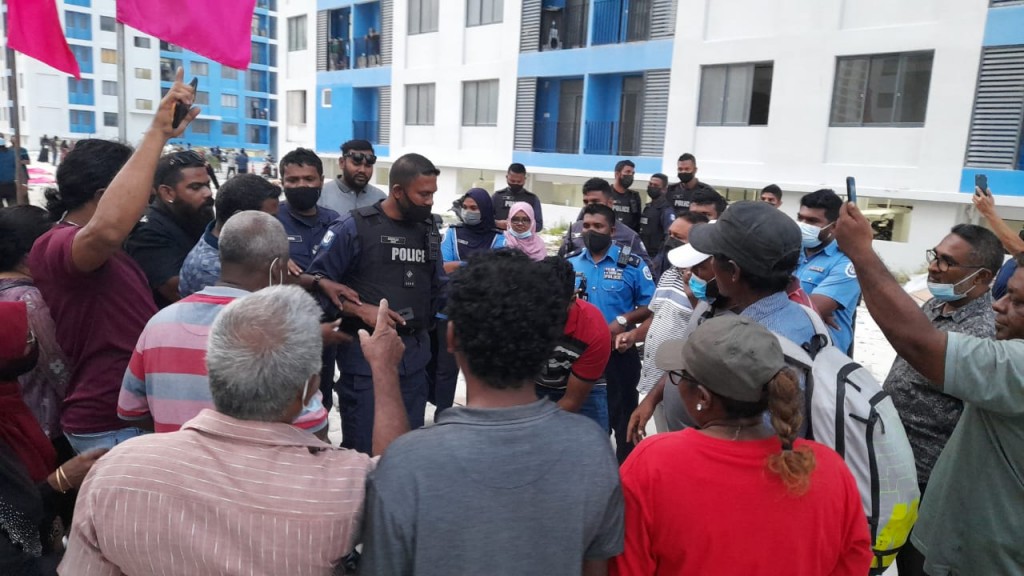 Idhikolhu jalsaa baavvan fuluhun huras alhanee, Muizzu vidhaalhuvee fuluhun javaabudhaaree kuruvaane kamah!