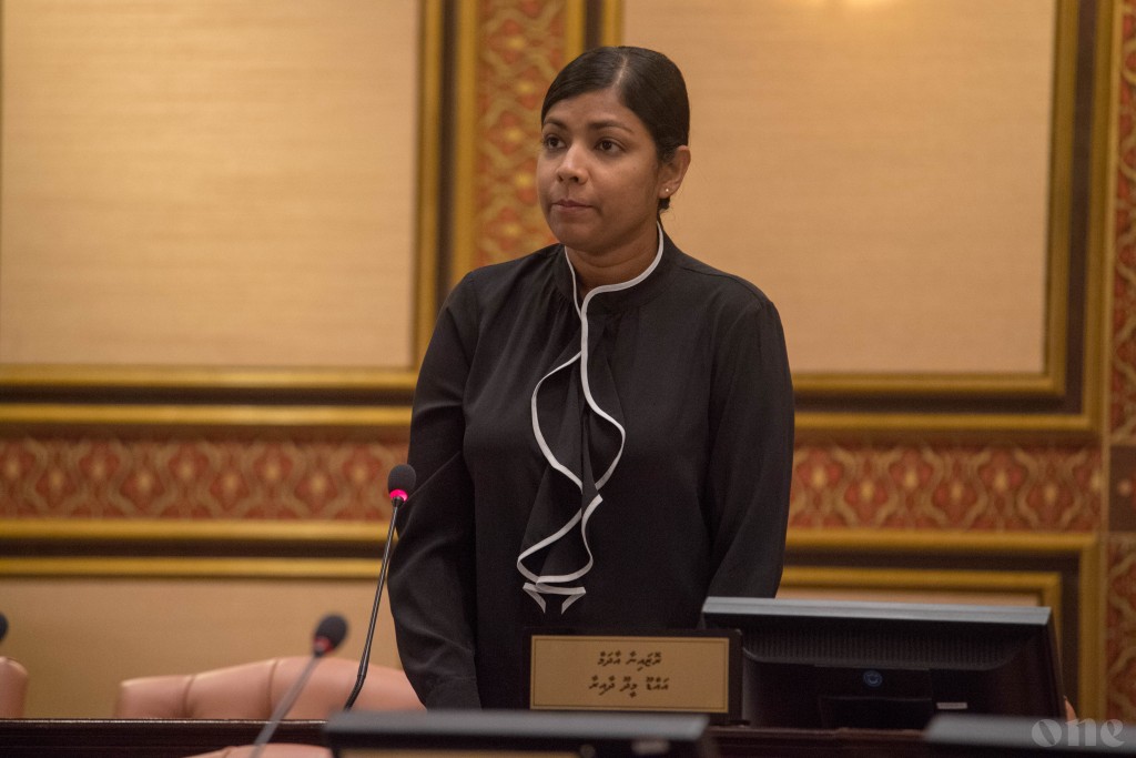 Dhivehi fasgandugai thibe dhivehi kiyavaakudhinnah museebaai jessumuge furusathu AAA ah dheegen nuvaane: Rozey