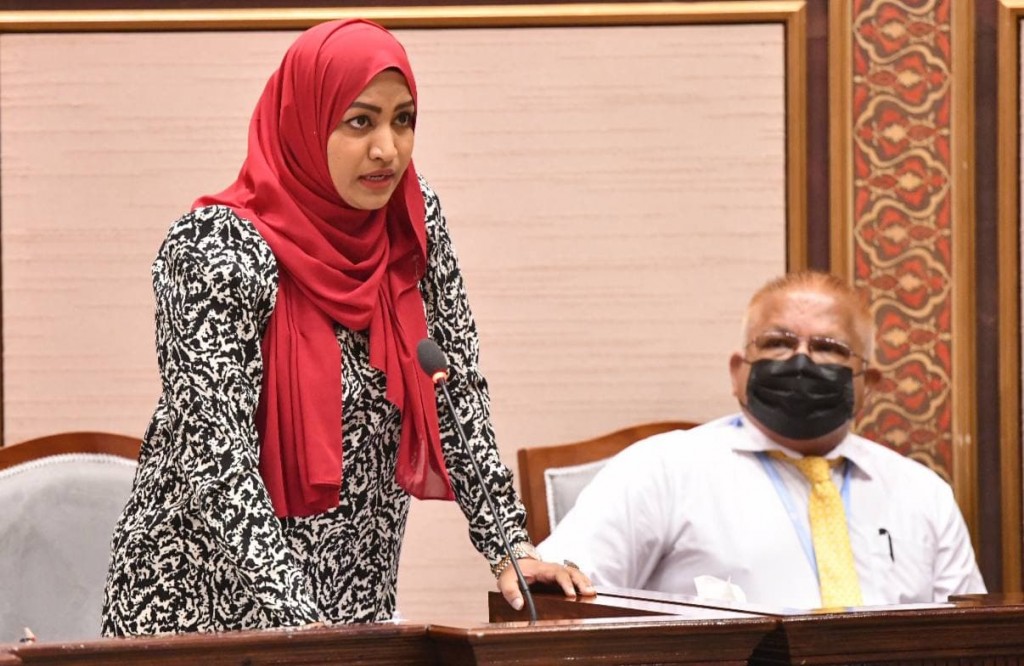 Car dhathuru kuraairu seat belt alhan majubooru kuranee