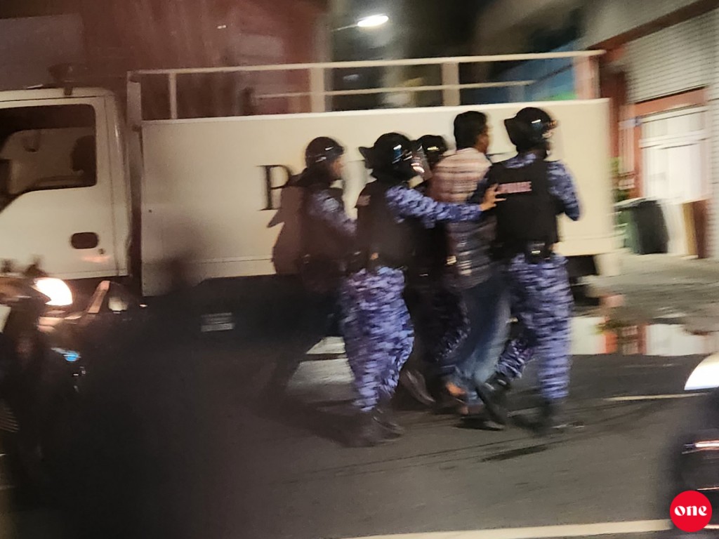 Reyge muzaaharaain hayyaru kuri 17 mehunge thereygai 9 anhenaku himeney
