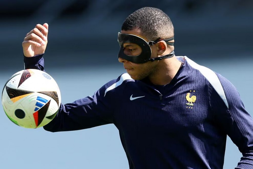 Mbappe kehmadhuvefai: Deschamps kanboduvanee mask elheema fenumah asarukuraathee