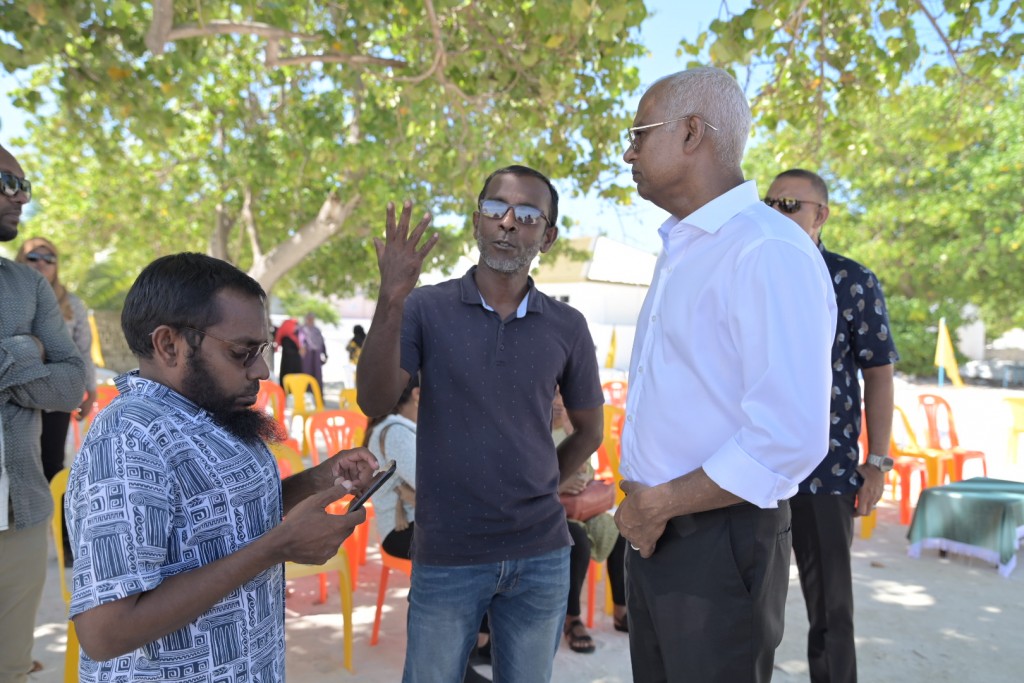 Veyvashu giraa sarahadhdhu himaayathkoh, bandharah beynunvaa badhaluthah genesdheynan: Raees
