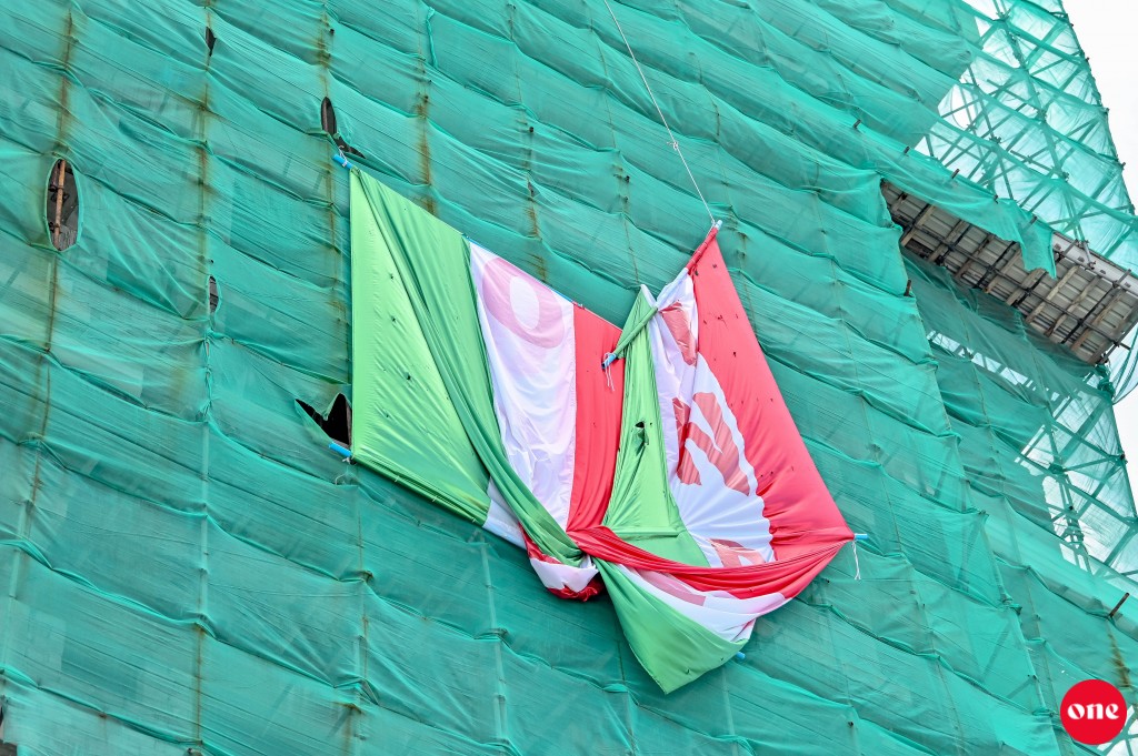 Raees Yaameen ge gekolhah vadhe  India out banner nagan kuri amuru baathil koffi
