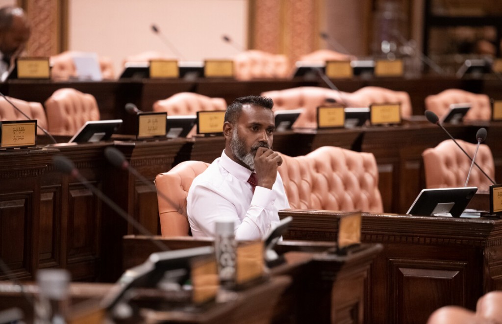 Nasheedge ithubaaru neikamuge mahssala: Iyyege jalsaagai kan hingaidhiyagoiy balaidheyn menbaraku hushahalhaifi