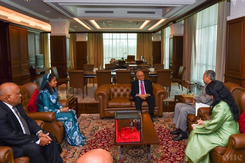 Former President Maumoon meets with Malaysian Prime Minister