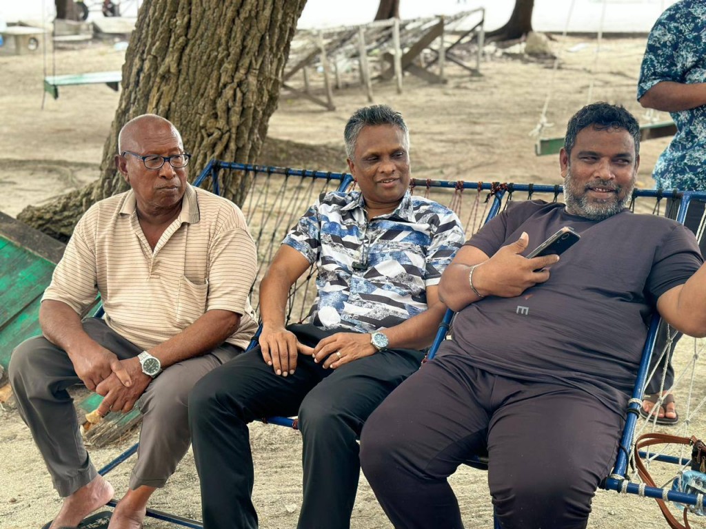 Villimale' akee meehun shauguverivaa hiyfaseyha thanakah hadhaidheynan: Azim