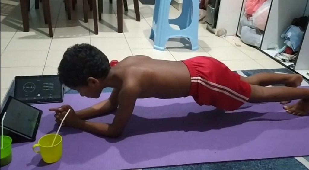 Dholhu gadi iru plank gai ove, 8 aharuge dhivehi kuhjjakah dhuniyege record eh!
