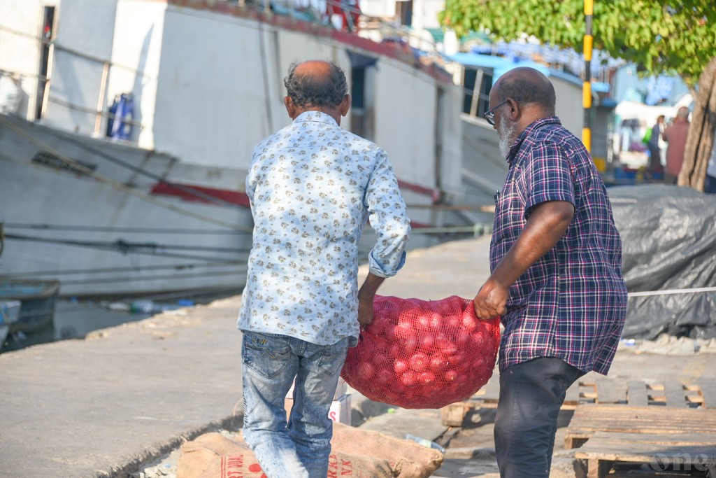 STO in fiyaa basthaa eh vihkaa agu 100 rufiyaa ah kudakoffi