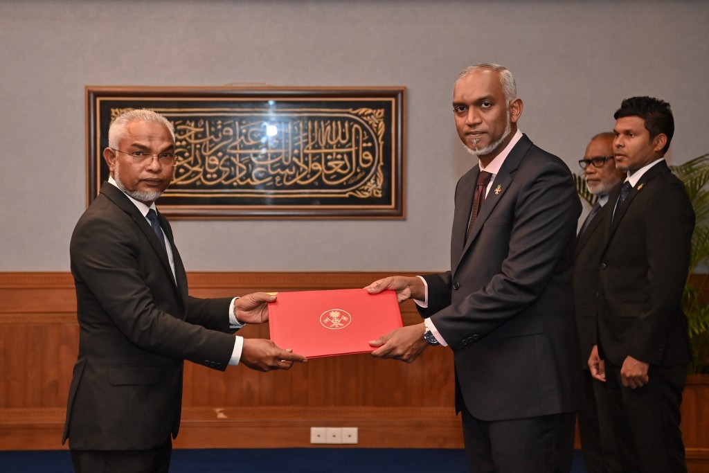 Raees Ofeehuge minister akah Igbaal, IUM ge vice chancellor akah Dr. Ali Zahir