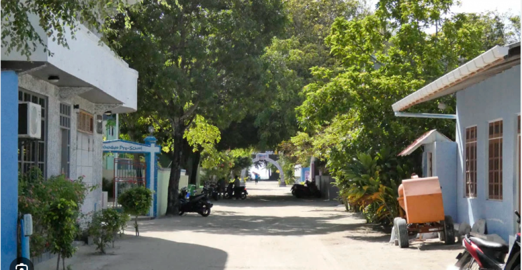 Holhudhoo gai zaham thakakaa eku maruvefai oiy anhenaku fenijje