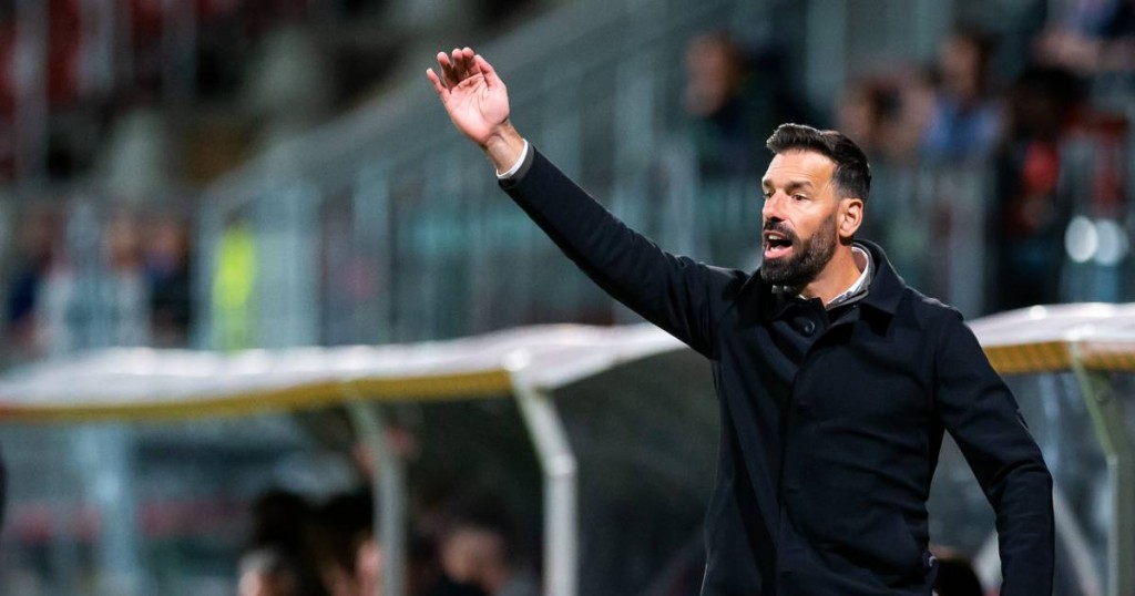 Kaamiyabee thakahfahu Nistelrooy, PSV coach kan dhookollaifi