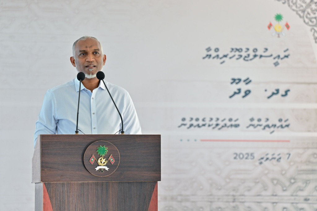 Vabaathakun salaamaiyvumah ninmunthah ninman jeheyne, eii dhathikurumah kuraa kannkameh noon: Raees