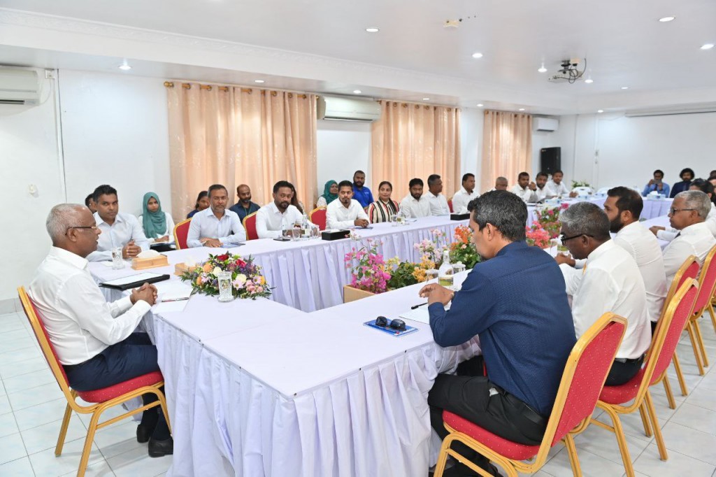 Fuvammulakaa behey kankan kuriah gendhaanee City Council ge mashavaraage mathin: Raees