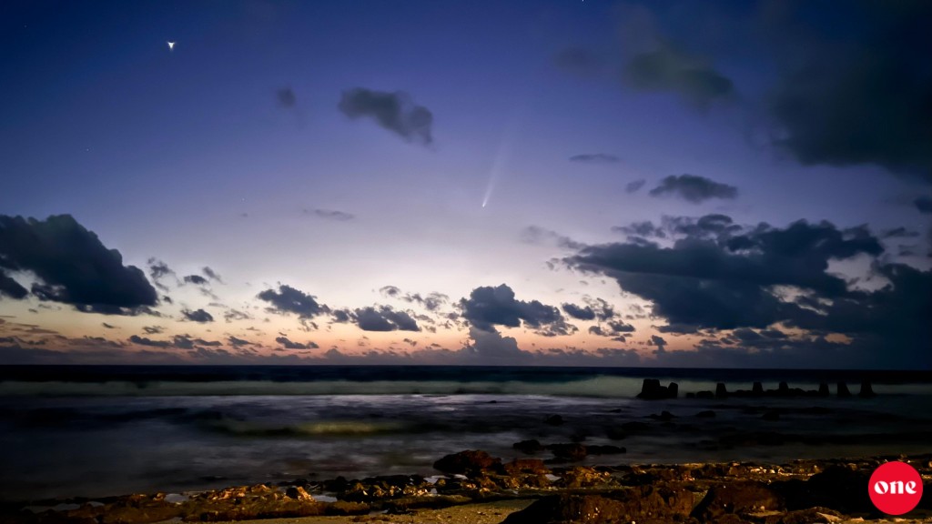 Comet ''ONE'' ge lens ah: Dhuniyeyge sathaha ah vadhefaivaa Comet Raajjeyge sarahahdhah fennan fashaifi