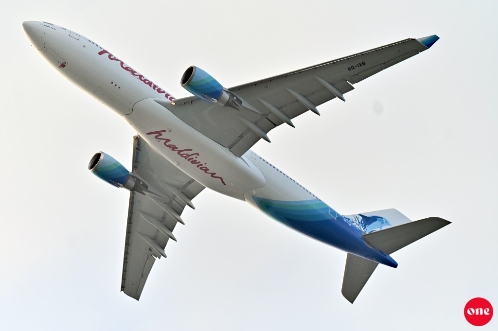 Premium economy ticket thaarafu kuriyas, economy ticket gannan dhahcheh nuvaane: Maldivian
