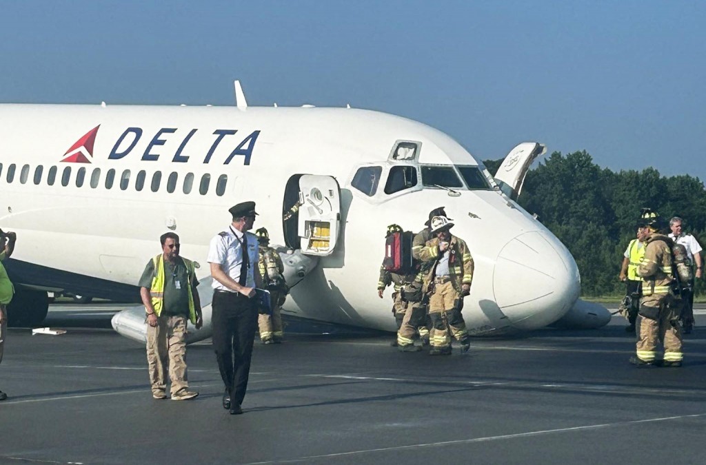 Delta air ge flight eh '' nose landing gear'' thiri nukoh runway akah jahssaifi