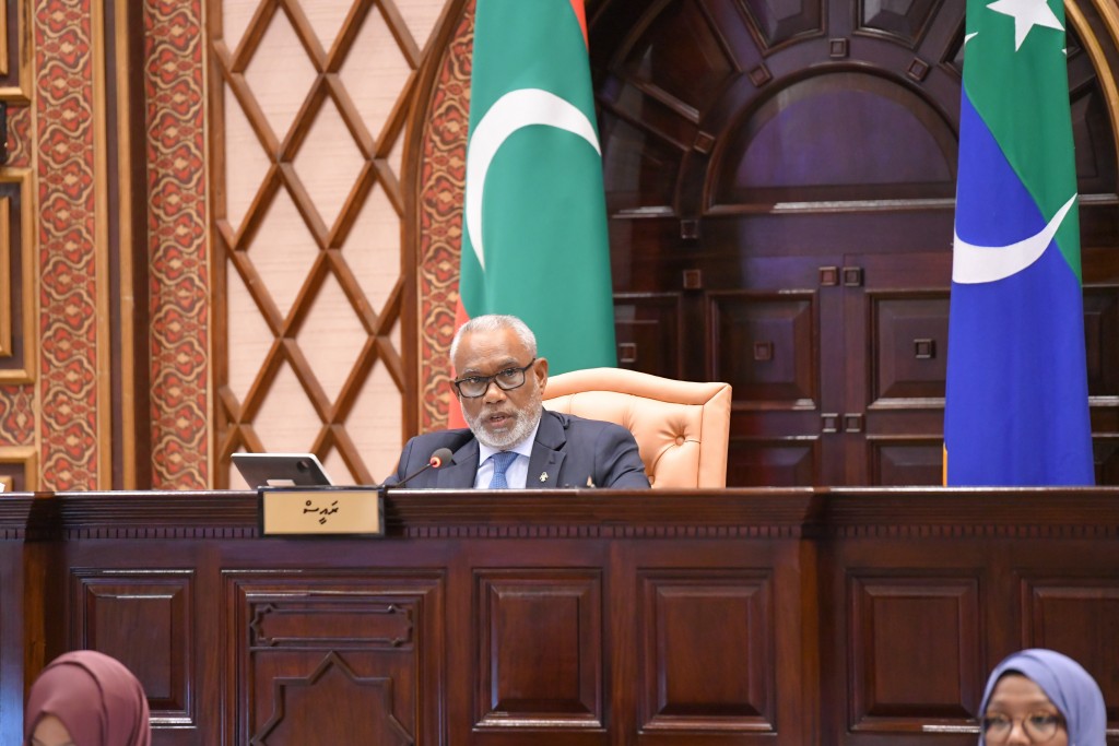 Ameen ah hedhigoiy raees ah hadhan jeheykamah buni massala vaguthun balan jehey : Majilis raees