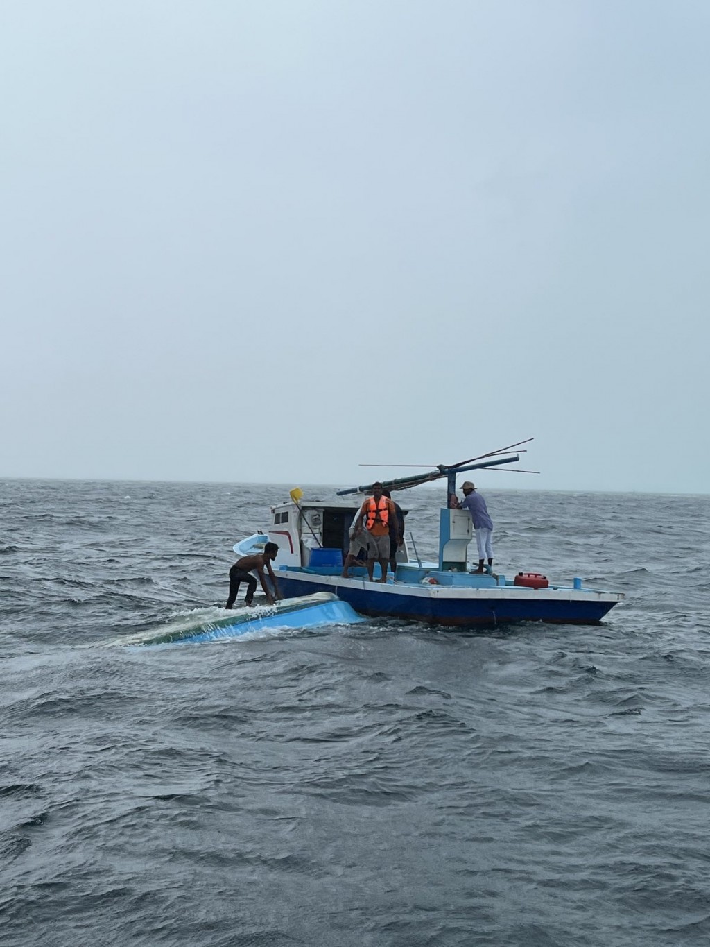 4 meehunnaa eku dhathuru kuri dinghy eh bandun jahaalaifi