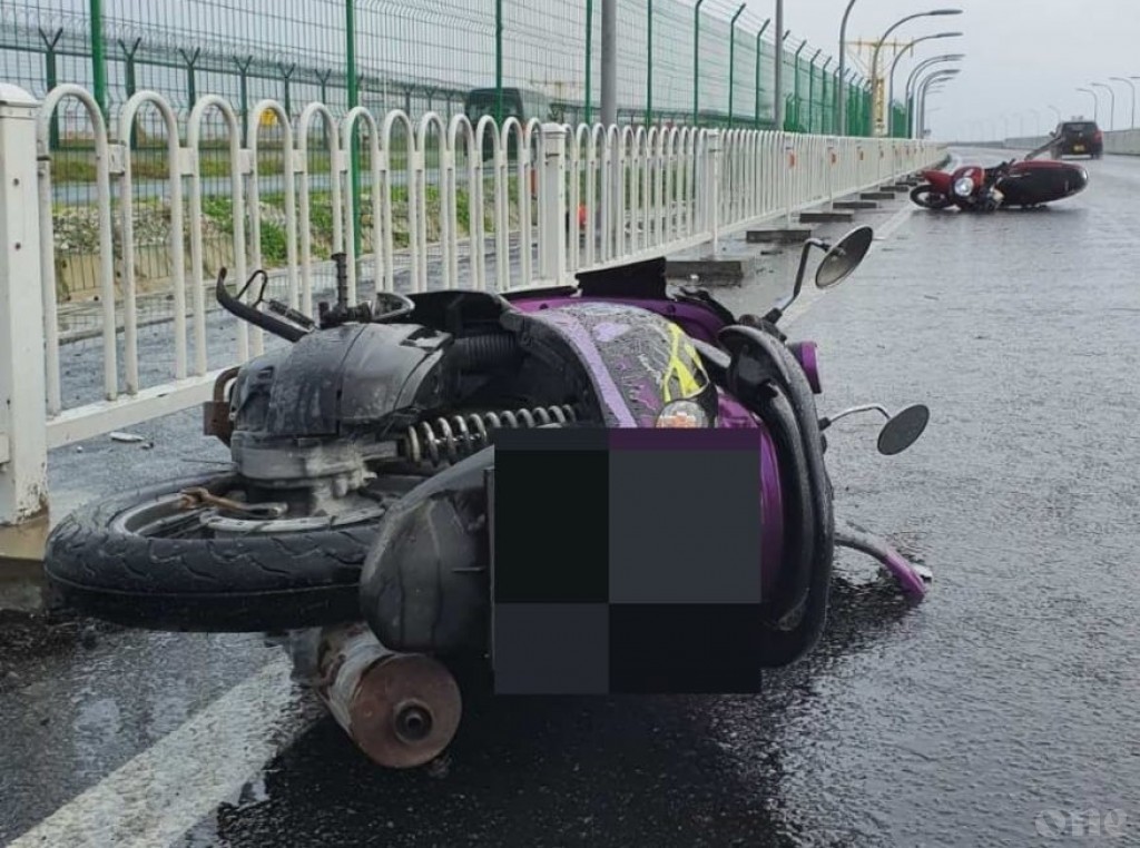 Police: It is illegal to stop vehicles on bridge and highway