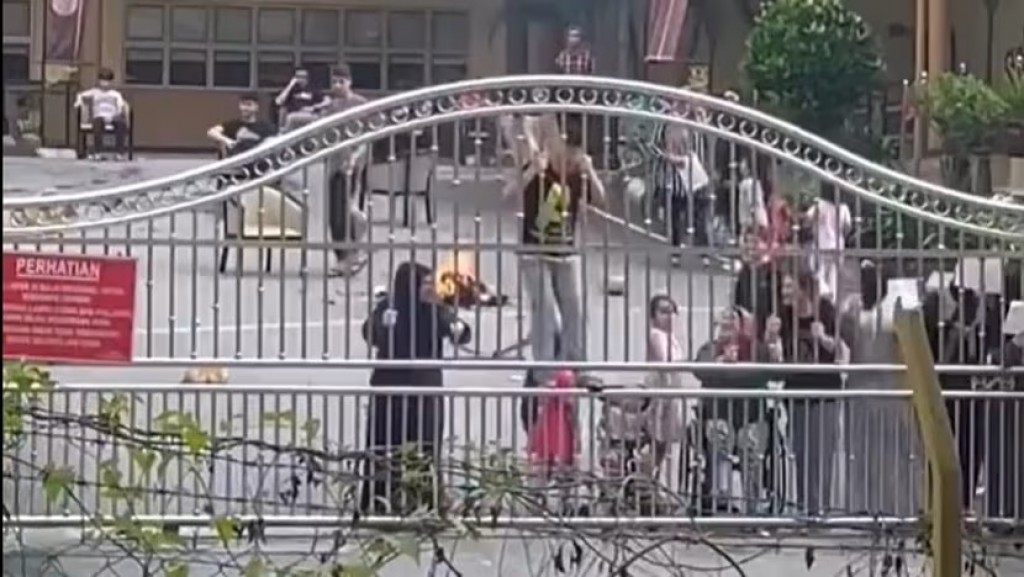 Malaysian armed forces manage protest by Palestinians at Wisma Transit Facility