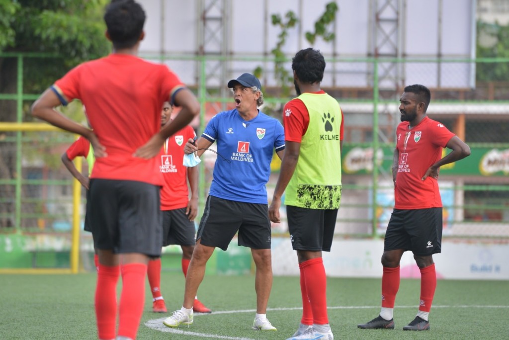 Gaumee team ah badhalu thakeh genes, Coach thajuribaaeh kollanee