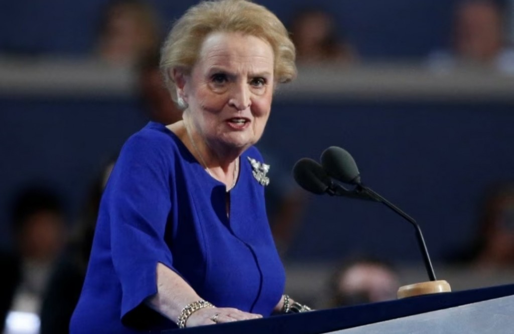 Shakhusiyyathu: America ge dhagandu anhenaa, Madeleine Albright