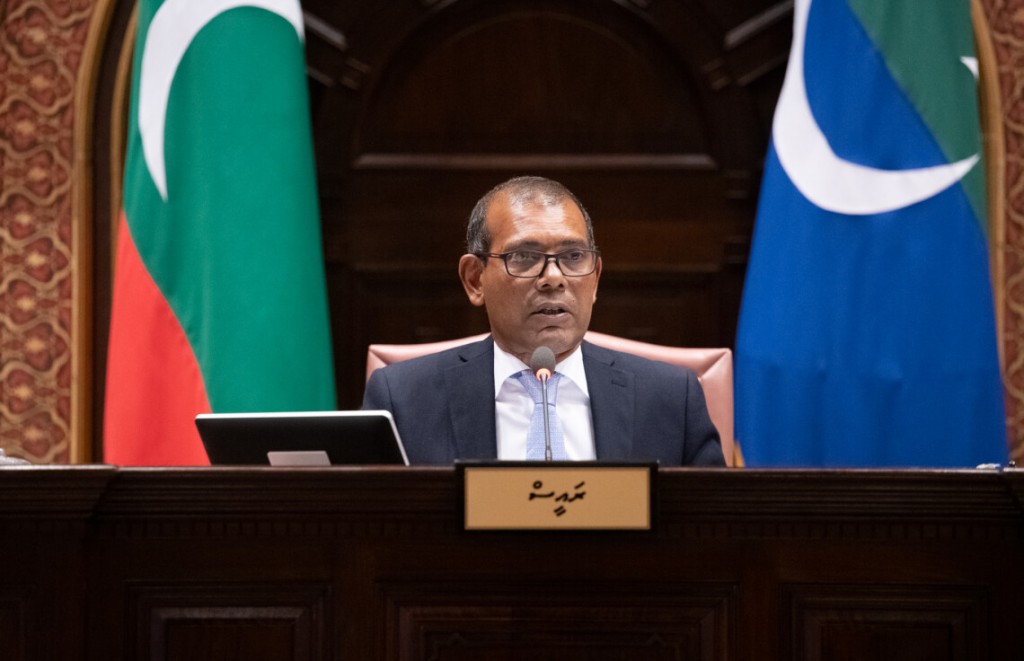 Nizaamaa beheygothun gaanoonah genna islaahuthah thasdheegu kuran Raeesah fonuvan nujeheygoi hadhan jehey: Nasheed