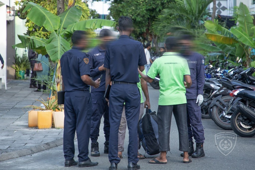 Eki faraai thakun nahama gothugai faisaa hoadhaa kamah thuhumathuvaa immigration officers thakehge mahsala balanee
