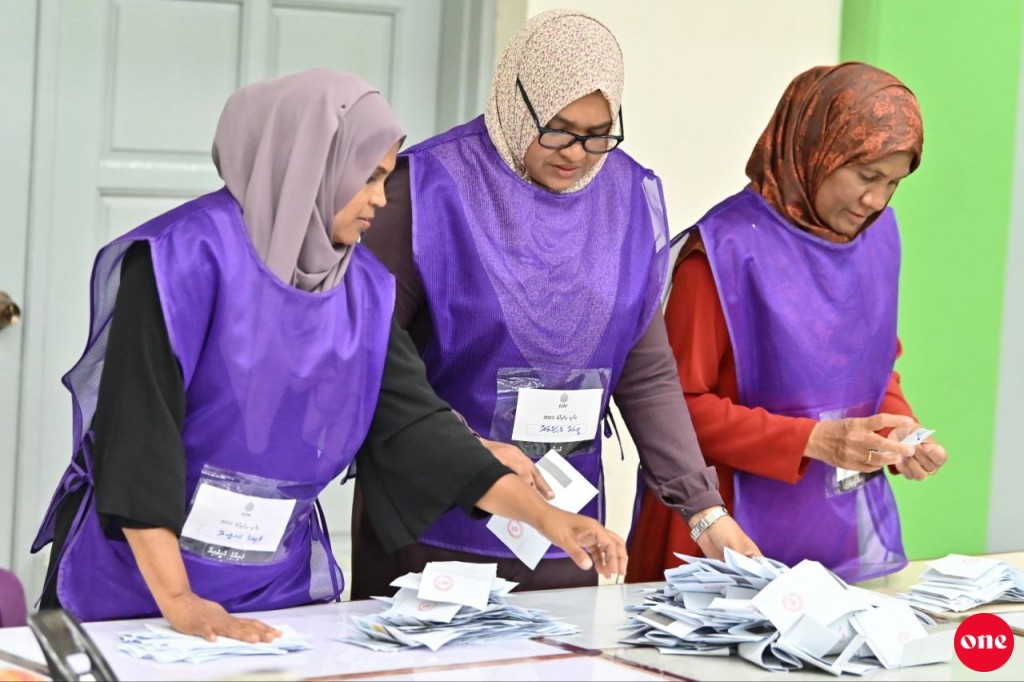 Rayyithunge majilis inthihaabah 300 ah vure gina muvazzafun hoadhanee