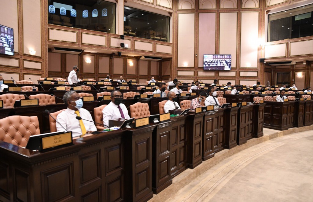 Chief Ombudsperson ah 37,500 Ombudsperson ah 33,500 Rufiyaage musaara dheyn Majlis in faaskoffi