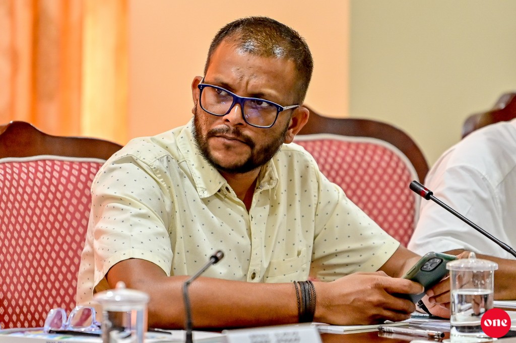 Yasir ge visnumah badhaleh, vidhaalhuvanee mihaaru thaaeedhu kuravvanee Nasheed ah kamah!