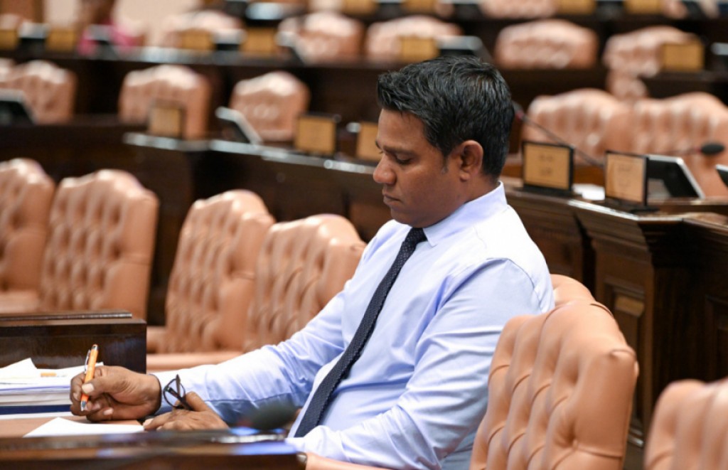 Member Easa ge mahchah ufulee aniyaa eh dhinumuge kushuge dhauvaa