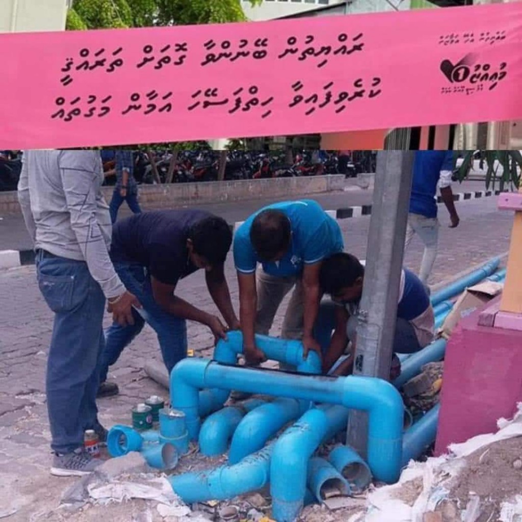 Raees Nasheed hihsaakurehvi photo ehgai Muizzu ge campaign banner akaai holhithakeh!