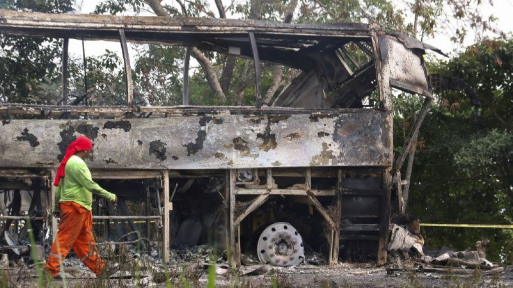 Mexico gai hingi bus accident ehggai 42 meehaku maruvehjje