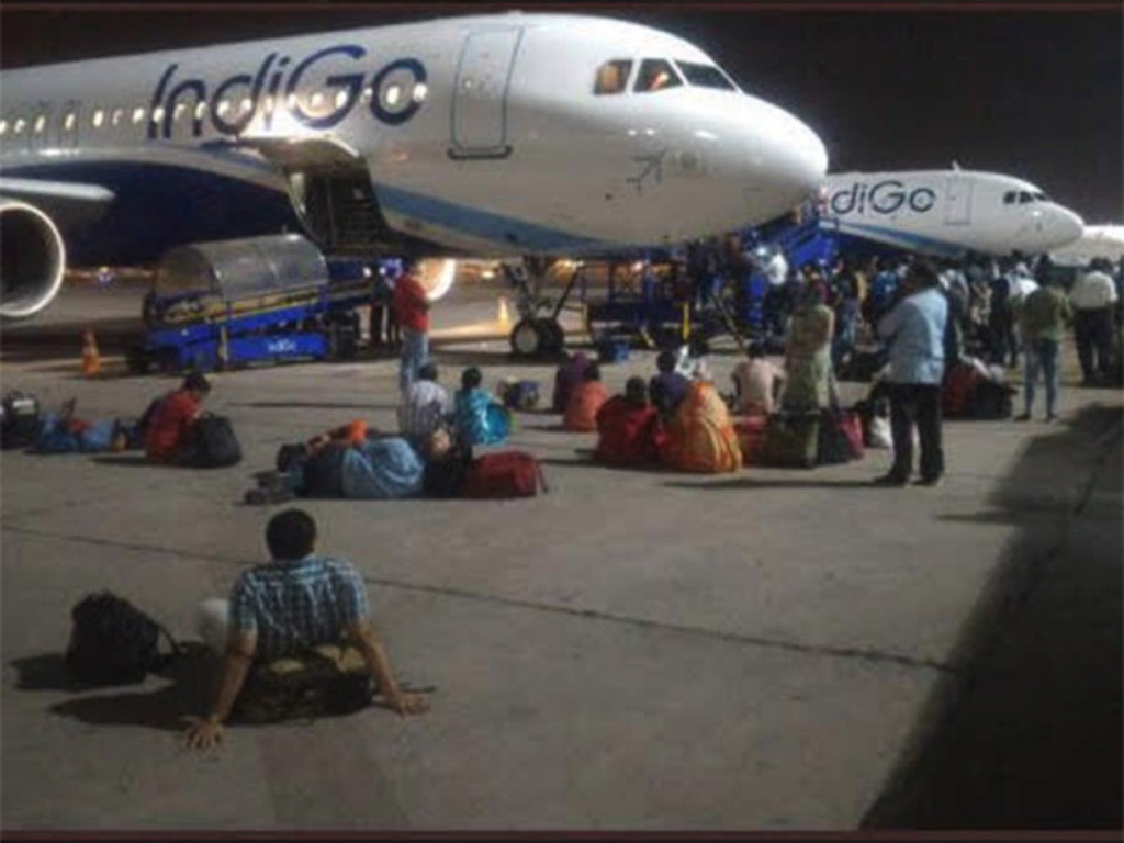 Apron mathee thibegen passengers keumun Indigo aai Mumbai Airport joorimanaa kohffi