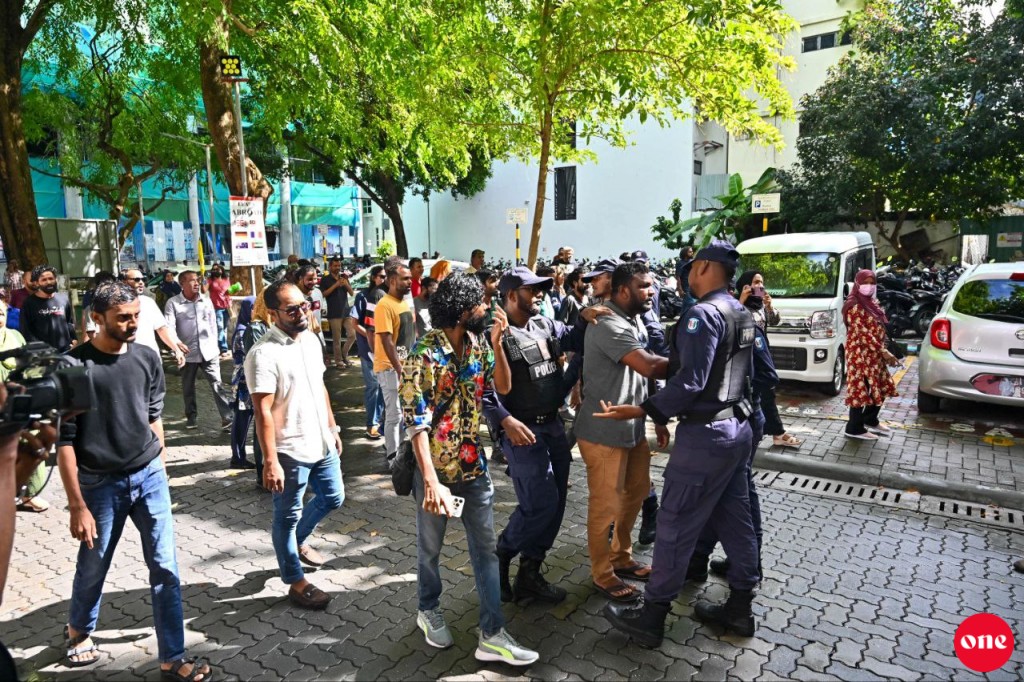 Gondi gelley islaahaa gulhigen MDP aai sarukaaru supporter in Majilis dhoshah