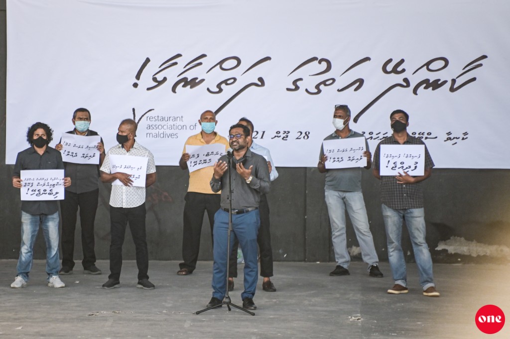 #OnePhoto: 'Kaandhey athuga dhaiy naalhaa' - Restaurant Association ge sulhaveri muzaaharaa