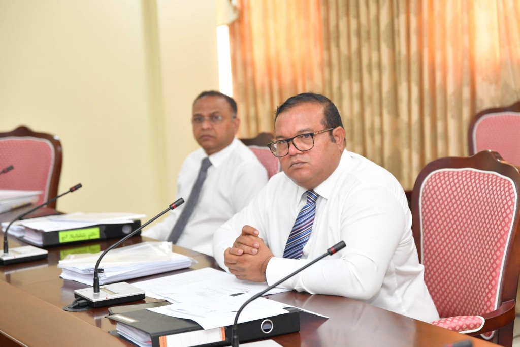 Majileehuge raees ah committee thakah massala fonuveynethoa ufehdhi suvaalaa gulhigen consul general ge lafaa hoadhanee