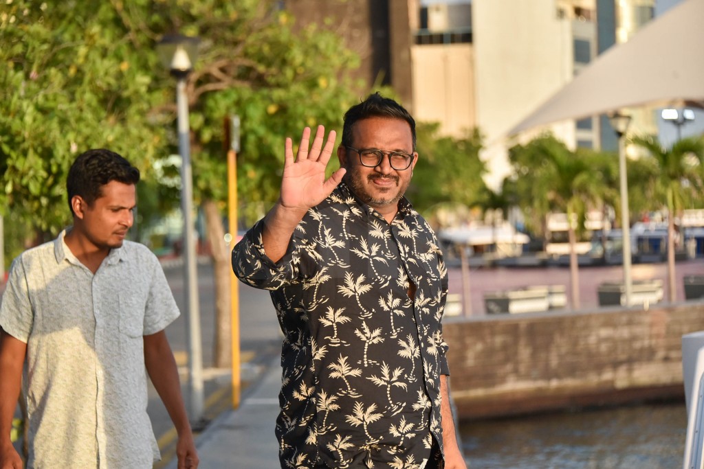Adeeb beysfaruvaa ah Raajjeyn beyrah vadaigathumuge huhddha dheefi, varah avahah furaavadaigannavaane
