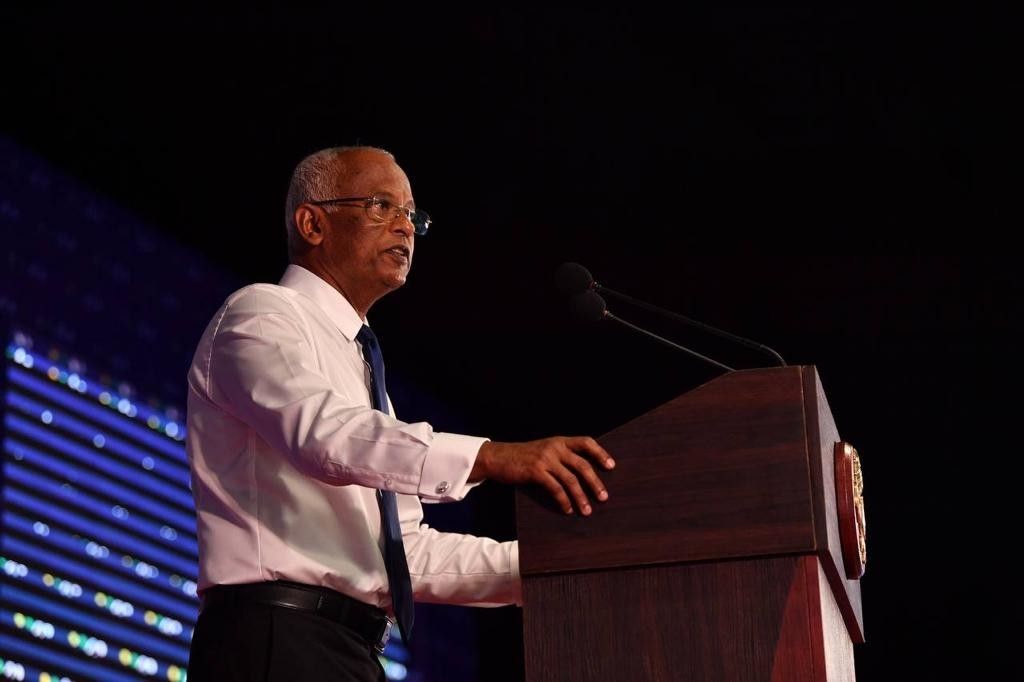 Anhenunah baikulha bai dheegen maanavee laamarukazee jazeeraa dhiriulhumeh nuhoadheyne: Raees