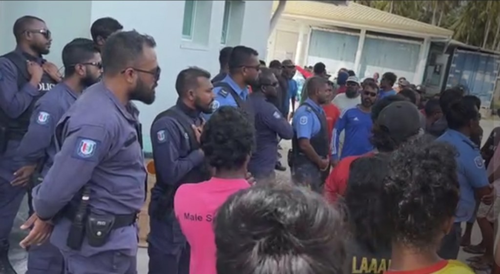 Masverin kuriyah gendhaa muzaaharaa ge there in fuluheh ge boa falhaalaifi