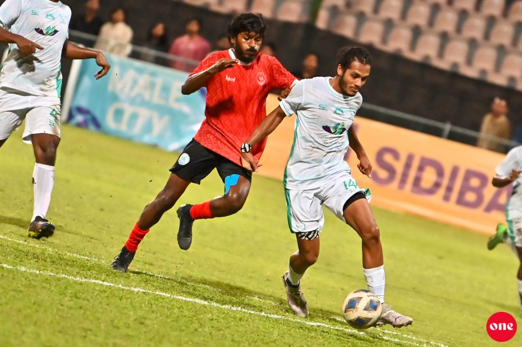 ވަން ފޮޓޯ: ގޯލްޑް ކަޕް ފައިނަލުގައި އައްޑޫ ބަލިކޮށް އޭދަފުށިން ތަށި އުފުލައިލުން