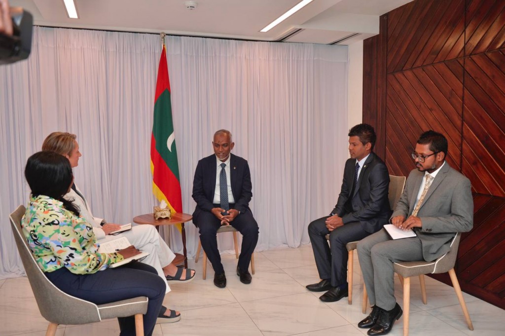Inthikhabee Raees Dr. Muiz ge furathama safeeru bahddhaluvun ingereysi safeeraa eku