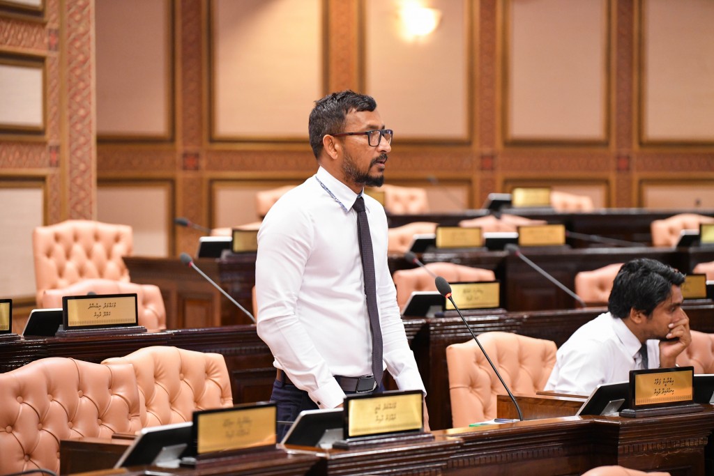 Dollar bill: Committee in genai badhaluthakaaeku majilis in faaskoffi