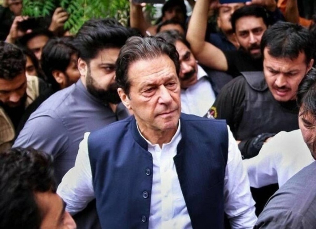 Imran Khan hayyarukureemaa aa hamanujehunthakehgge thereyah Pakistan genbidhaanetha?
