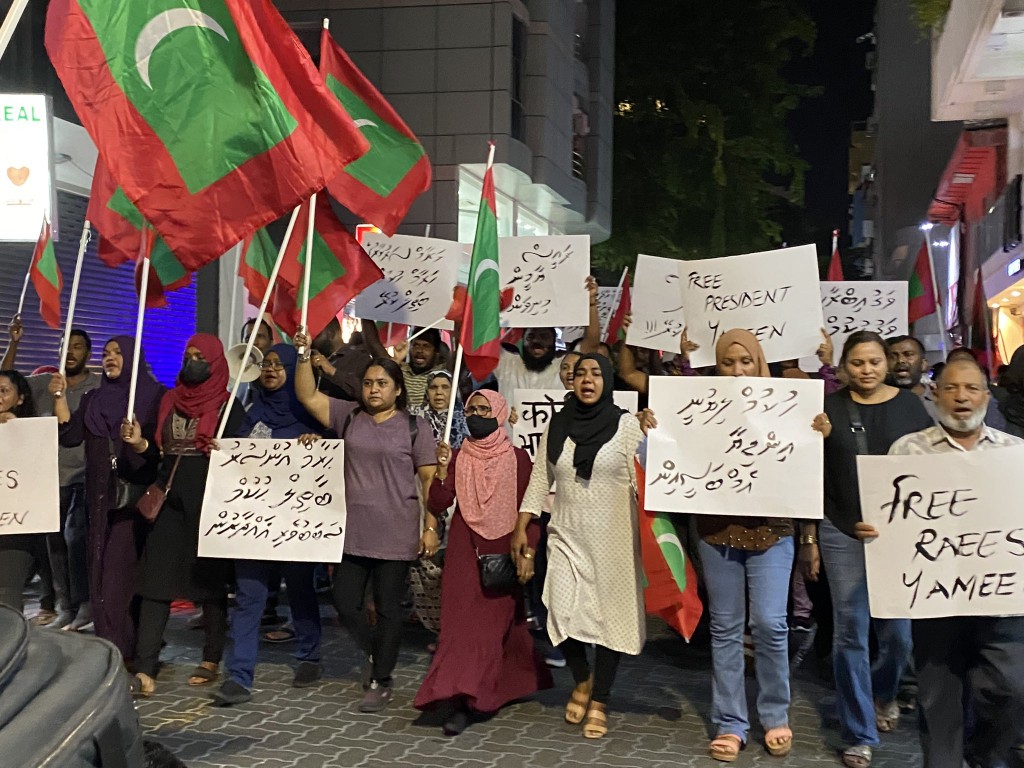 Idhikolhu muzaaharaain rey hayyaru kuri  enmen dhookohlaifi