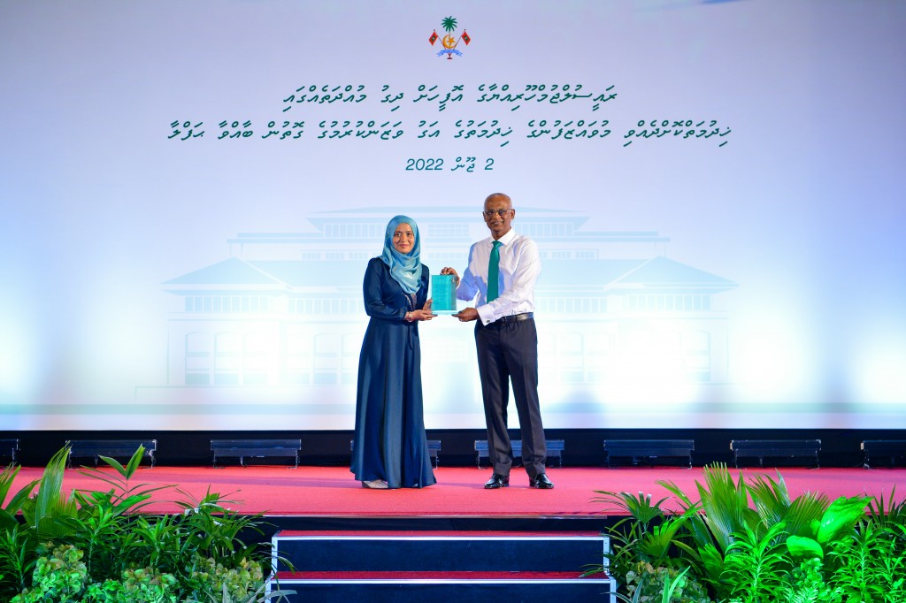 President Solih honours long-serving employees at President's Office
