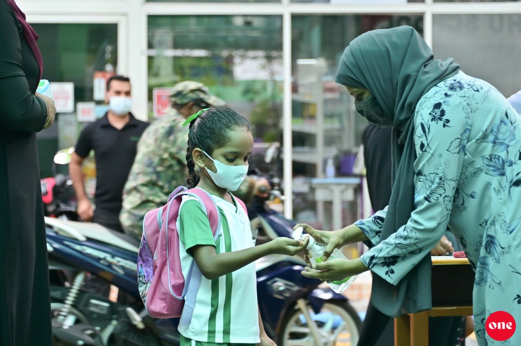 Male sarahahddhuge baeh school thakugai maadhamaa inn feshigen hurihaa dhuvahaku kiyavaidhenee