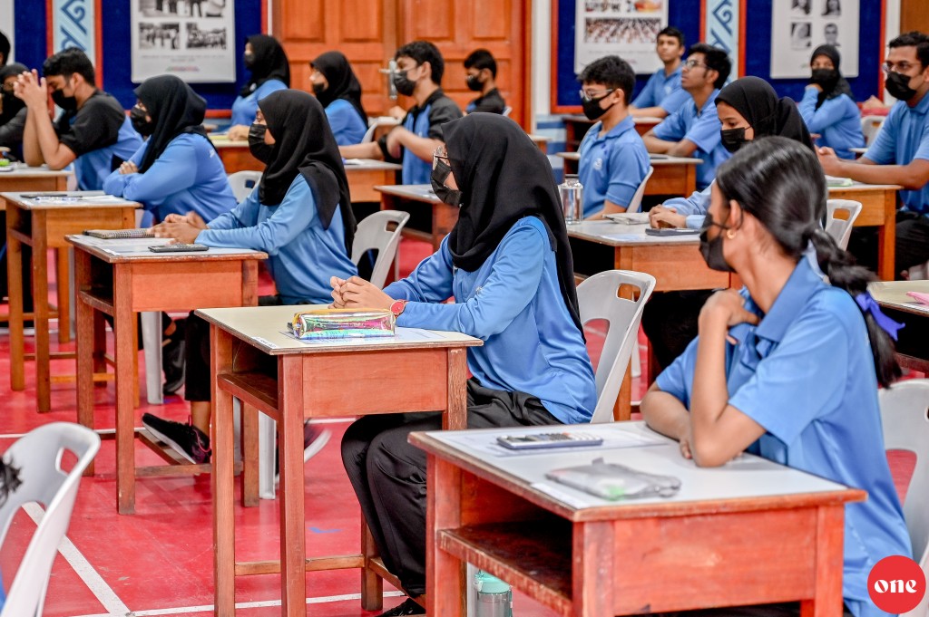 O level ge 3 maahdhaa in faasviyas sarukaaru school thakugai A level ah kiyeveygothah hamajsahssaifi