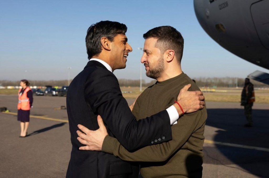 Zelensky arrives in UK for surprise meeting with Sunak